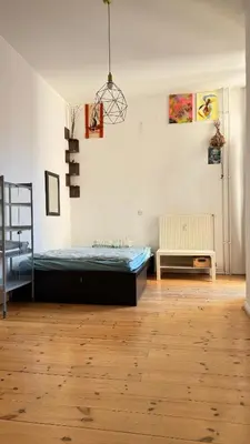 Ein Bett oder Betten in einem Zimmer der Unterkunft Simple Room Berlin Mitte Artist, LGBTQ and Work & Travel friendly