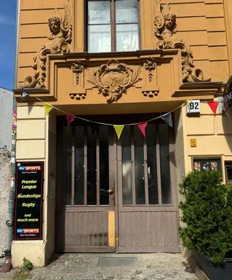 Eine Fassade oder ein Eingang zu Simple Room Berlin Mitte Artist, LGBTQ and Work & Travel friendly