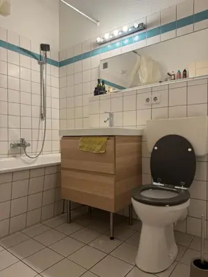 Ein Badezimmer in der Unterkunft Simple Room Berlin Mitte Artist, LGBTQ and Work & Travel friendly