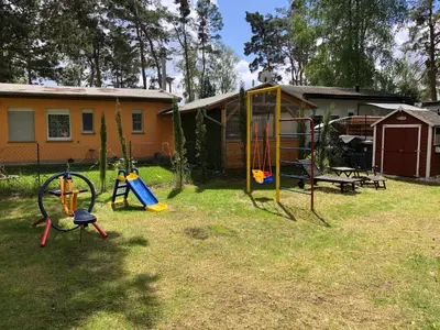 Ein Kinderspielbereich in der Unterkunft Bungalow am Schwielochsee 2.0