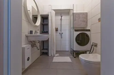 Ein Badezimmer in der Unterkunft Apartment near Warschauer Platz and Spree river