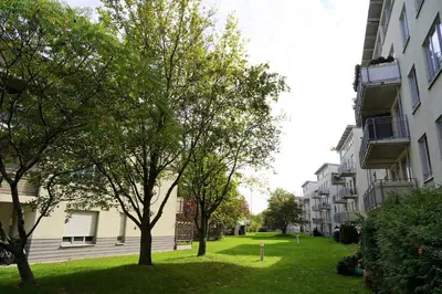 Ein Garten an der Unterkunft Fly Inn Apartment Berlin