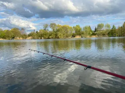 Blick auf einen Fluss in der Nähe des Ferienhauses
