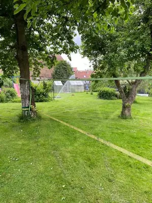 Ein Garten an der Unterkunft Ferienhaus am Beverinsee