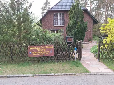 Ein Garten an der Unterkunft Gästehaus Zur Walnuss Berlin