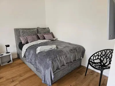 Ein Bett oder Betten in einem Zimmer der Unterkunft Casa Frida - Business Apartment near Airport BER, kitchen, bathroom, balcony, car park