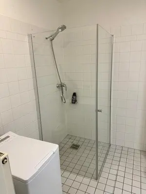 Ein Badezimmer in der Unterkunft Casa Frida - Business Apartment near Airport BER, kitchen, bathroom, balcony, car park