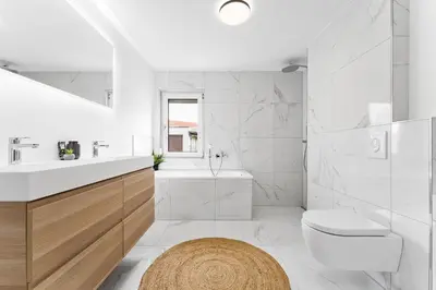 Ein Badezimmer in der Unterkunft Neues Haus ,11 Betten, völlmöbliert mit Parkplätzen, Garage und Garten
