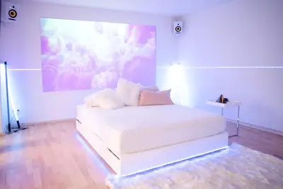 Ein Bett oder Betten in einem Zimmer der Unterkunft Cosy Apartment at Prenzlauer Berg with Terrace and HeadphoneCinema
