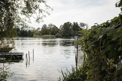 Blick auf einen Fluss in der Nähe des Ferienhauses