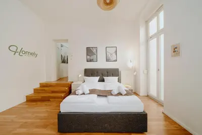 Ein Bett oder Betten in einem Zimmer der Unterkunft Homely Berlin - Spacious Flat Quiet, Friedrichstraße, River