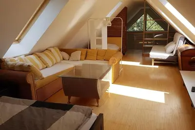 Ein Sitzbereich in der Unterkunft Dachwohnung mit Wasserblick und eigenem Bootssteg