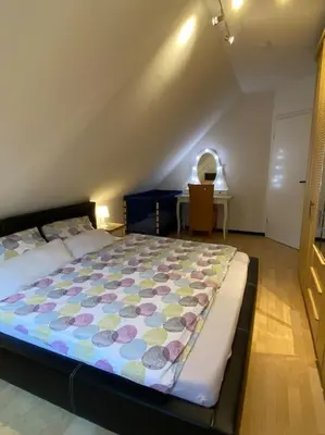 Ein Bett oder Betten in einem Zimmer der Unterkunft Dachwohnung mit Wasserblick und eigenem Bootssteg