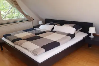 Ein Bett oder Betten in einem Zimmer der Unterkunft Dachwohnung mit Wasserblick und eigenem Bootssteg