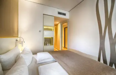 Ein Bett oder Betten in einem Zimmer der Unterkunft Leonardo Hotel Berlin Mitte