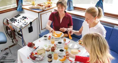 Essen auf dem Boot oder in der Nähe