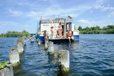 Naturlandschaft in der Nähe des Bootes