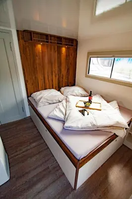 Ein Bett oder Betten in einem Zimmer der Unterkunft Hausboot