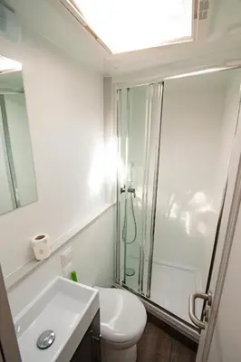 Ein Badezimmer in der Unterkunft Hausboot