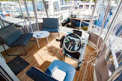 Ein Sitzbereich in der Unterkunft Hausboot