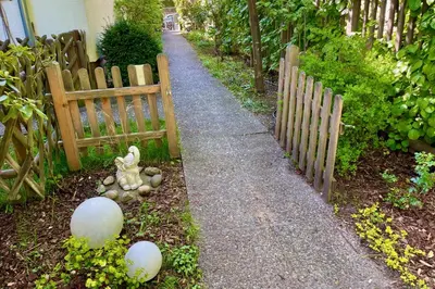 Ein Garten an der Unterkunft Chez Lana
