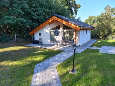 Ein Garten an der Unterkunft NEU! Ferienhaus am See