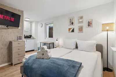 Ein Bett oder Betten in einem Zimmer der Unterkunft Vorstadtoase - Apartment für 2 Personen mit Smart TV, Parken, eigenen Bad, Netflix - Nähe BER