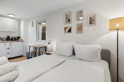 Ein Bett oder Betten in einem Zimmer der Unterkunft Vorstadtoase - Apartment für 2 Personen mit Smart TV, Parken, eigenen Bad, Netflix - Nähe BER