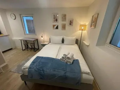 Ein Bett oder Betten in einem Zimmer der Unterkunft Vorstadtoase - Apartment für 2 Personen mit Smart TV, Parken, eigenen Bad, Netflix - Nähe BER