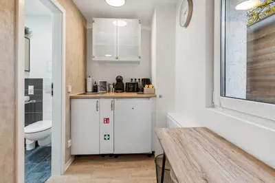 Küche/Küchenzeile in der Unterkunft Vorstadtoase - Apartment für 2 Personen mit Smart TV, Parken, eigenen Bad, Netflix - Nähe BER