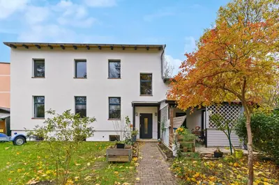 Ein Garten an der Unterkunft Vorstadtoase - Apartment für 2 Personen mit Smart TV, Parken, eigenen Bad, Netflix - Nähe BER