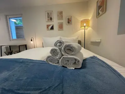 Ein Bett oder Betten in einem Zimmer der Unterkunft Vorstadtoase - Apartment für 2 Personen mit Smart TV, Parken, eigenen Bad, Netflix - Nähe BER