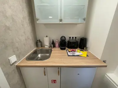 Küche/Küchenzeile in der Unterkunft Vorstadtoase - Apartment für 2 Personen mit Smart TV, Parken, eigenen Bad, Netflix - Nähe BER
