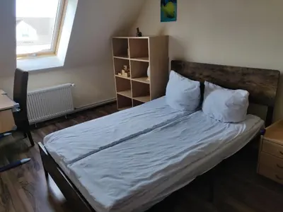 Ein Bett oder Betten in einem Zimmer der Unterkunft Modern townhouse, quiet and close to the centre.