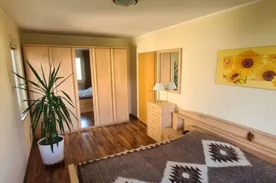 Ein Bett oder Betten in einem Zimmer der Unterkunft Modern townhouse, quiet and close to the centre.