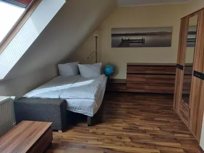 Ein Bett oder Betten in einem Zimmer der Unterkunft Modern townhouse, quiet and close to the centre.