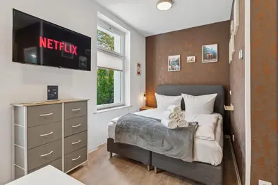 Ein Bett oder Betten in einem Zimmer der Unterkunft Vorstadtoase für 3 - Queensize-Bett, Schlafcouch, Parkplatz & Netflix - Nähe BER
