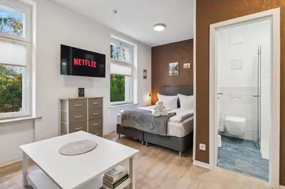 Ein Bett oder Betten in einem Zimmer der Unterkunft Vorstadtoase für 3 - Queensize-Bett, Schlafcouch, Parkplatz & Netflix - Nähe BER