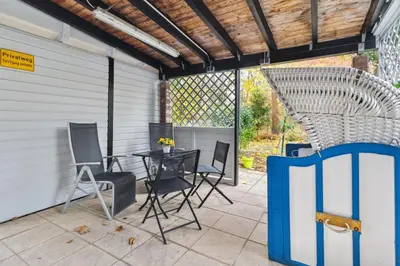 Ein Patio oder anderer Außenbereich in der Unterkunft Vorstadtoase für 3 - Queensize-Bett, Schlafcouch, Parkplatz & Netflix - Nähe BER