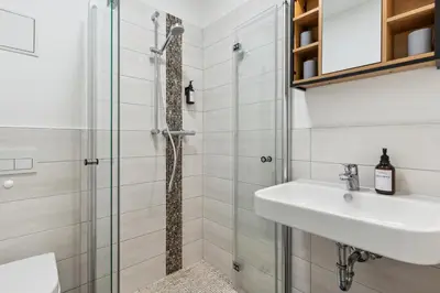 Ein Badezimmer in der Unterkunft Vorstadtoase für 3 - Queensize-Bett, Schlafcouch, Parkplatz & Netflix - Nähe BER