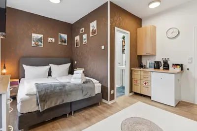 Küche/Küchenzeile in der Unterkunft Vorstadtoase für 3 - Queensize-Bett, Schlafcouch, Parkplatz & Netflix - Nähe BER