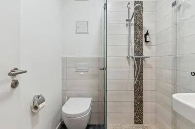 Ein Badezimmer in der Unterkunft Vorstadtoase für 3 - Queensize-Bett, Schlafcouch, Parkplatz & Netflix - Nähe BER