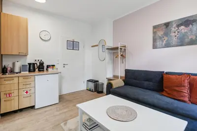 Küche/Küchenzeile in der Unterkunft Vorstadtoase für 3 - Queensize-Bett, Schlafcouch, Parkplatz & Netflix - Nähe BER