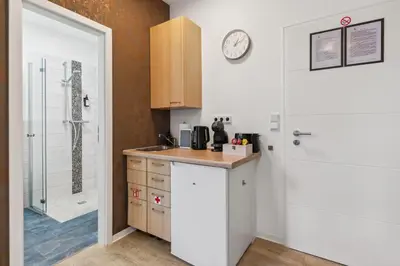Küche/Küchenzeile in der Unterkunft Vorstadtoase für 3 - Queensize-Bett, Schlafcouch, Parkplatz & Netflix - Nähe BER