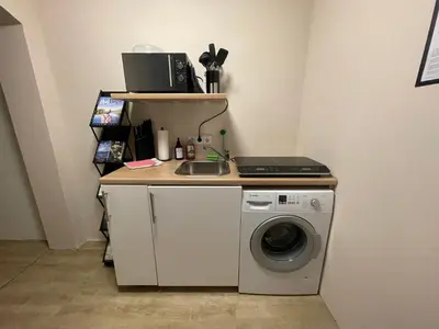 Küche/Küchenzeile in der Unterkunft Vorstadtoase für 3 - Queensize-Bett, Schlafcouch, Parkplatz & Netflix - Nähe BER