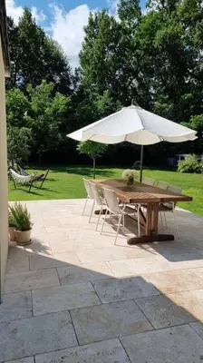 Ein Garten an der Unterkunft Haus am Waldrand und in Seenähe