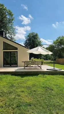 Ein Garten an der Unterkunft Haus am Waldrand und in Seenähe