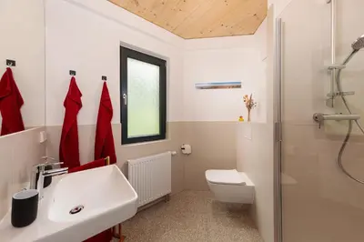 Ein Badezimmer in der Unterkunft Traumhaus direkt am See mit Dachterrasse, Kamin und Badewanne