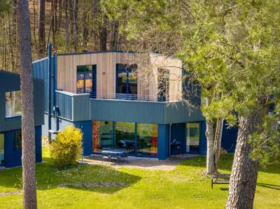Ein Garten an der Unterkunft Traumhaus direkt am See mit Dachterrasse, Kamin und Badewanne