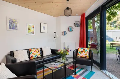 Ein Sitzbereich in der Unterkunft Traumhaus direkt am See mit Dachterrasse, Kamin und Badewanne